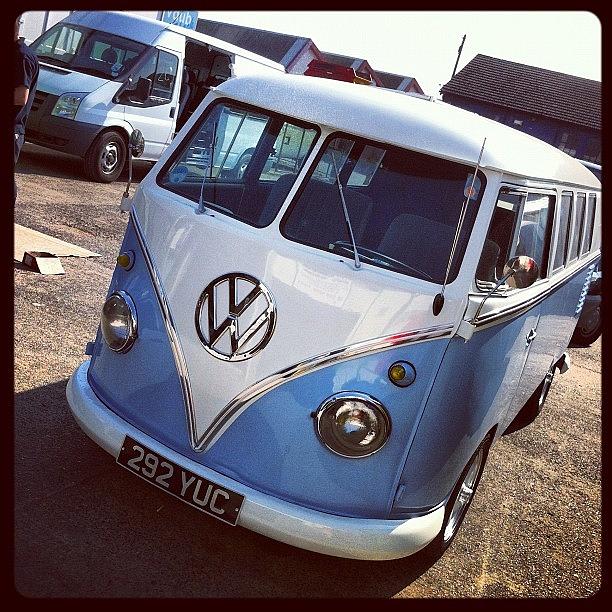 Vw Photograph - Blue and white Splitty by Jimmy Lindsay