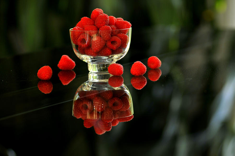Bowl of Raspberries Photograph by Douglas Pike
