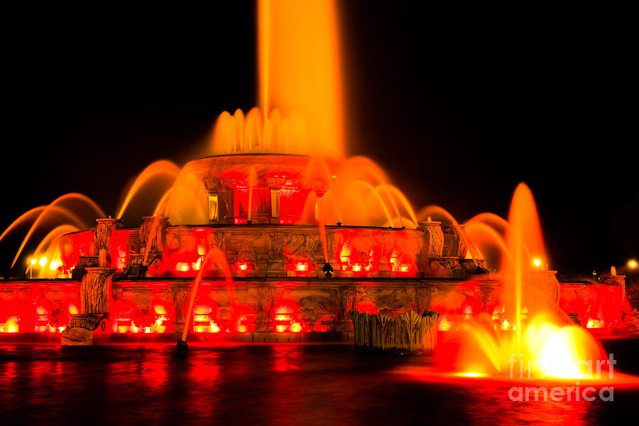 Buckingham Fountain At Night In Chicago Photograph