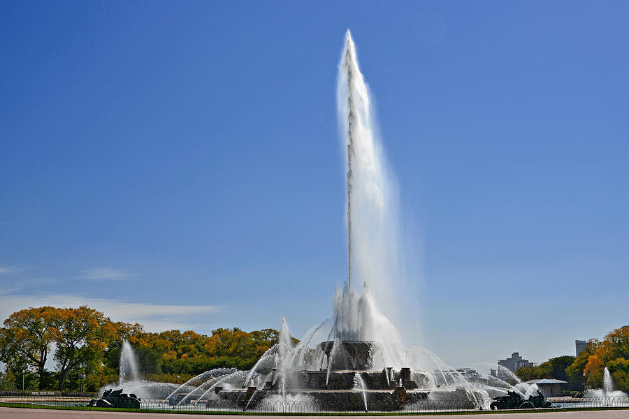 Fountain Photograph - Buckingham Fountain - Chicagos Iconic landmark by Alexandra Till