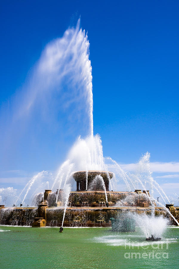 Buckingham Fountain in Chicago Photograph by Paul Velgos