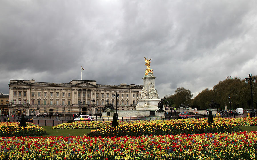 Buckingham Palace Photograph by Andrew Fare