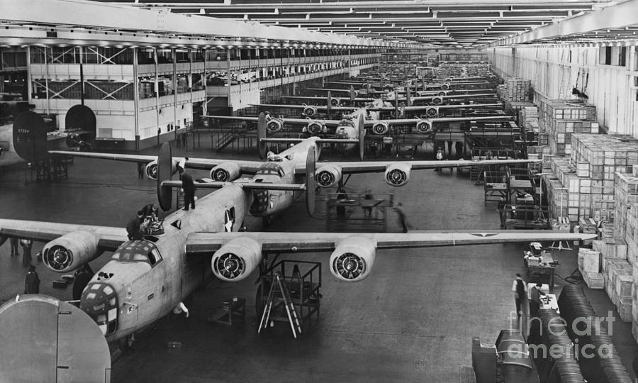 Building Bombers, C.1941 Photograph by Omikron