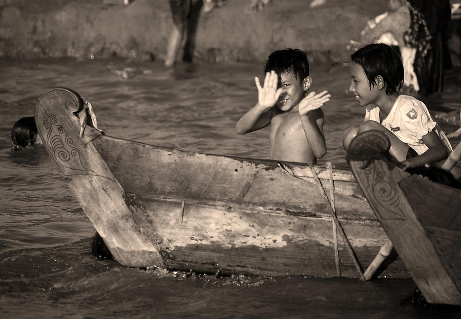 Black And White Photograph - Burmese children in the Irrawaddy River. by RicardMN Photography