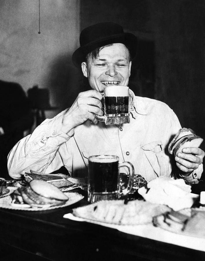 Chicago Worker Enjoys A Saloon Lunch Photograph by Everett