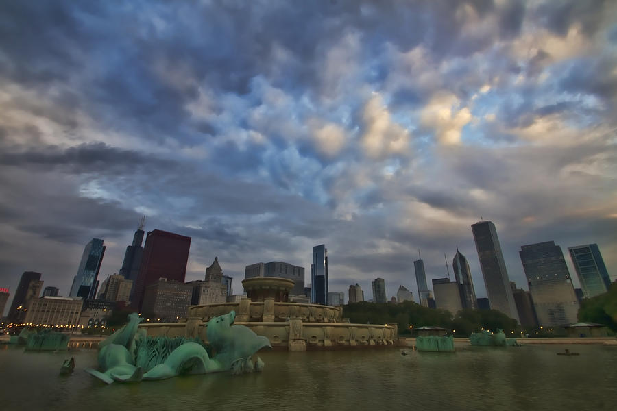 Chicagos Buckingham Fountain on a cloudy morning Photograph by Sven Brogren
