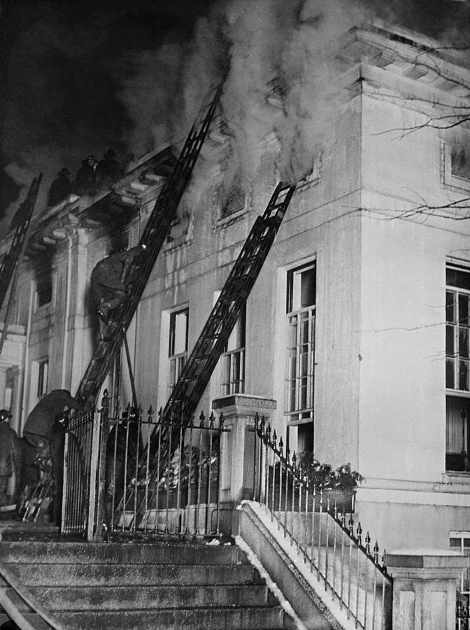 Politician Photograph - Christmas Eve Fire At The White House by Everett