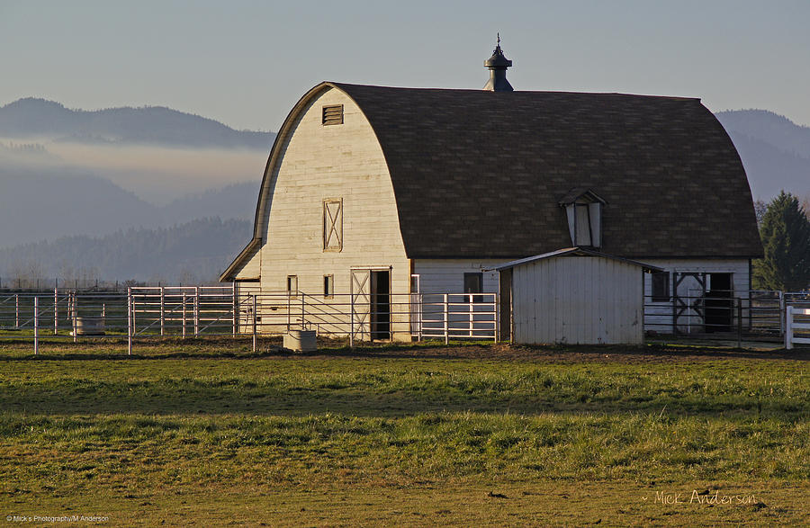 Classic Barn near Grants Pass Photograph by Mick Anderson