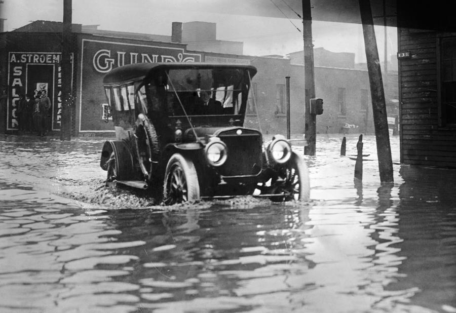 CLEVELAND: FLOOD, c1913 Photograph by Granger