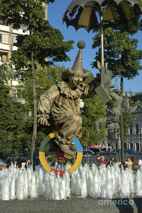 Clown Statue Moscow by Rick Bragan