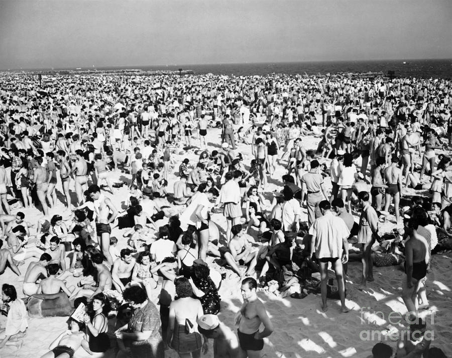 Black And White Photograph - Coney Island 1941 by Photo Researchers