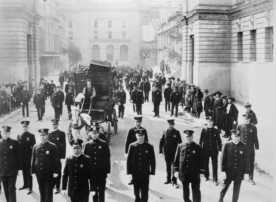 Cops, 1922 Photograph by Granger