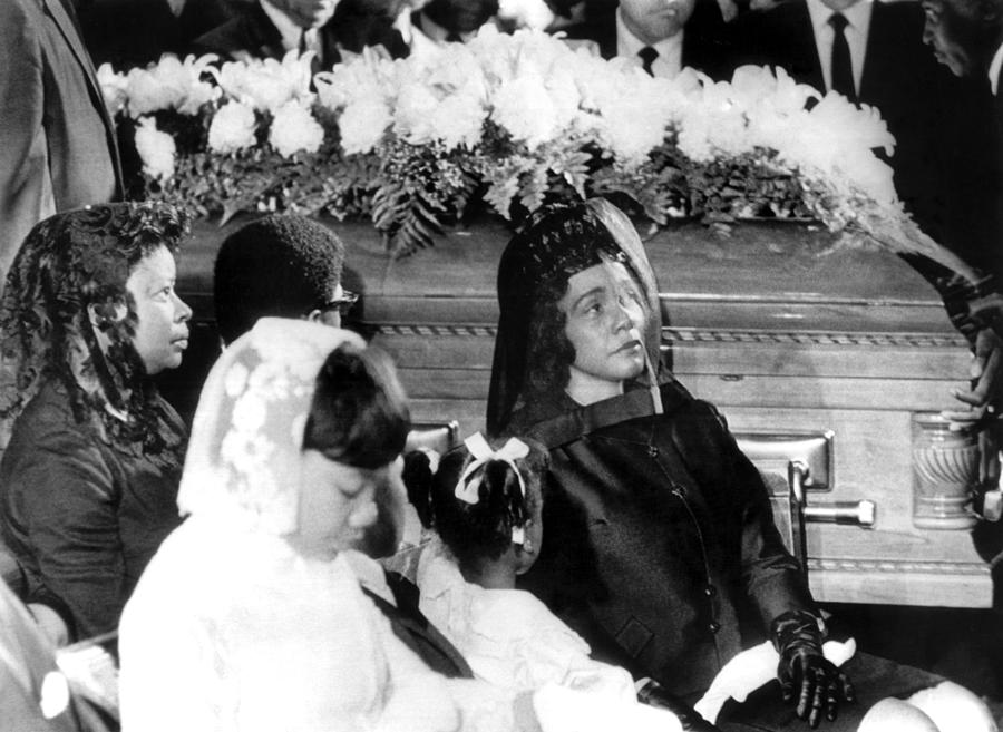 Coretta Scott King, With Her Daughters Photograph by Everett - Fine Art ...