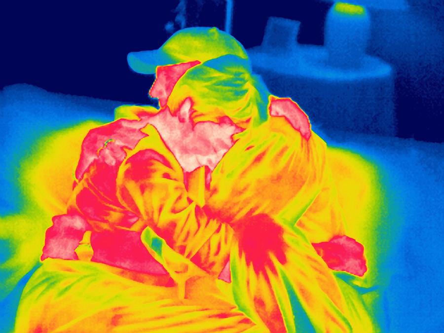 Couple Photograph - Couple Hugging, Thermogram by Tony Mcconnell