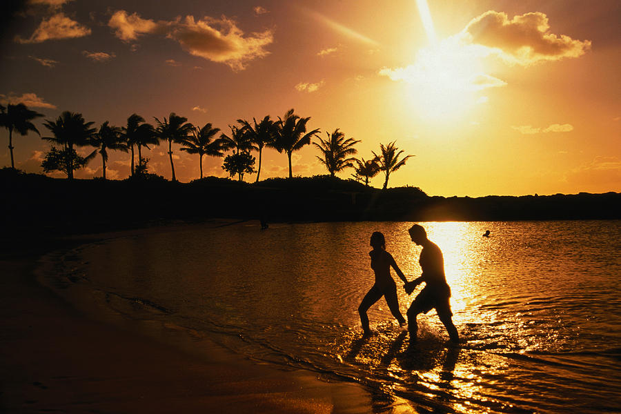 Couple On Beach At Sunset Photograph By Linda Ching