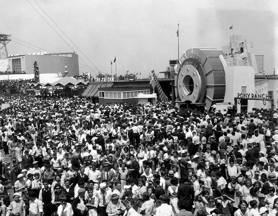 Crowds At The Worlds Fair, Chicago Photograph by Everett