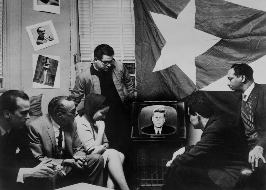 Cuban Refugees Gather Watch President Photograph by Everett | Fine Art ...