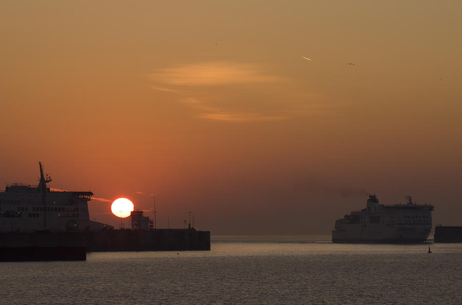 Dawn At Dover Photograph by Ang El