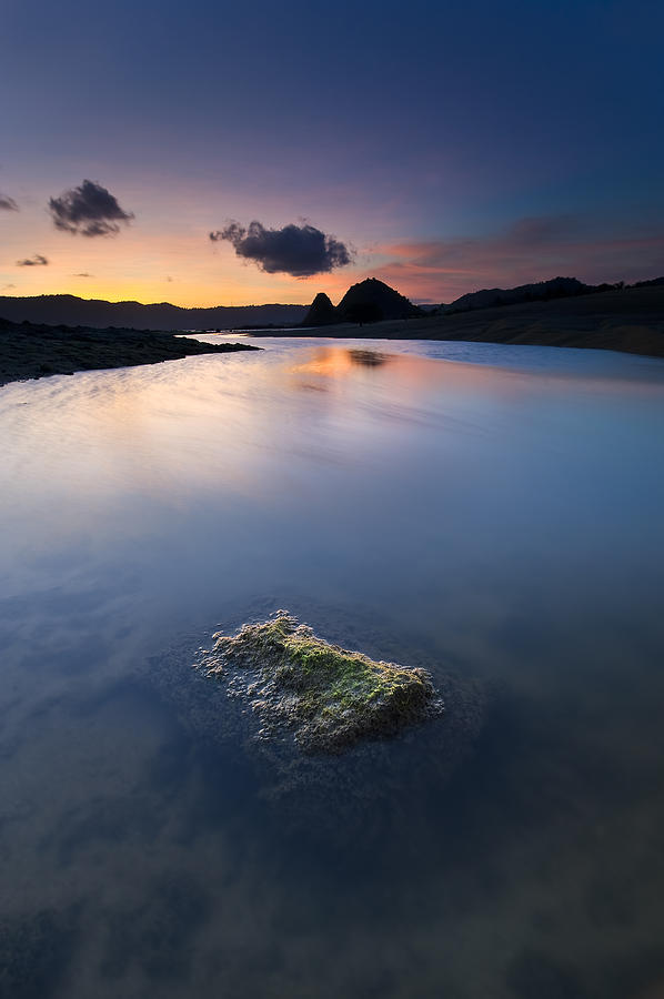 Dusk in Kuta Photograph by Ng Hock How