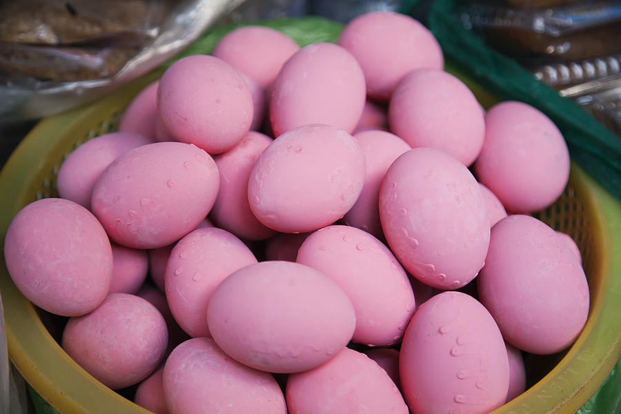 Розовое яйцо порода. Яйцо розовое. Розовые яйца на Пасху. Розовые яйца куриные. Коралл (розовое яйцо).