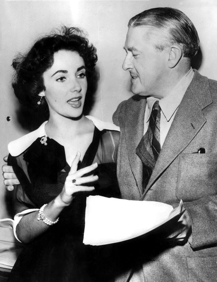 Candid Photograph - Elizabeth Taylor Describes To James by Everett