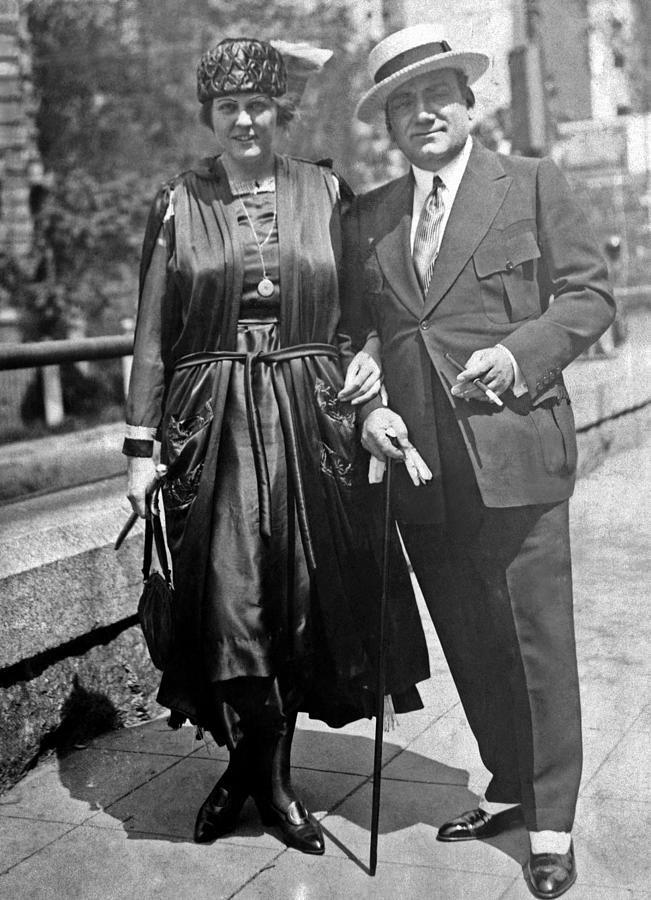 1910s Photograph - Enrico Caruso And His Wife, Dorothy by Everett