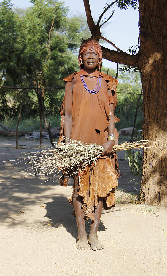 Ethiopia-South Woman with Bundle of Sticks Painting by Robert SORENSEN