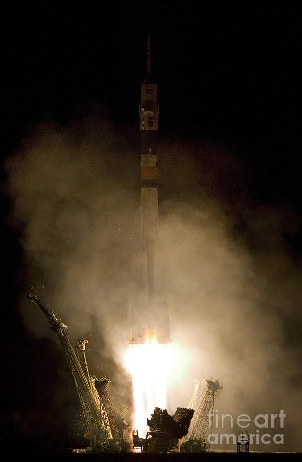 Expedition 16 Lifts Off Photograph by Nasa