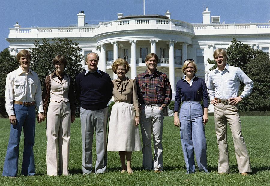 Ford Family Portrait On The White House Photograph By Everett