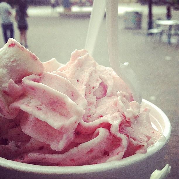 Strawberry Photograph - Frozen Yogurt by Krystle Pagkalinawan