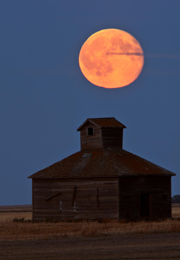 Full moon over old Saskatchewan barn Digital Art by Mark Duffy - Fine ...