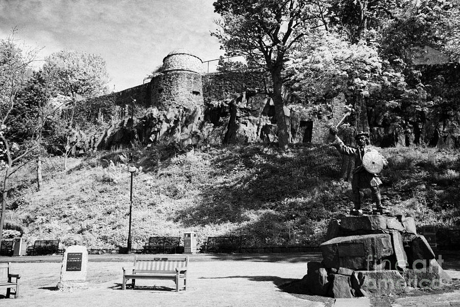 Garden Of Remembrance And Rob Roy Statue In Front Of The Old Town Wall ...