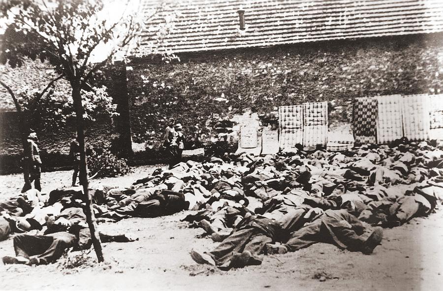 german-soldiers-standing-by-corpses-everett.jpg