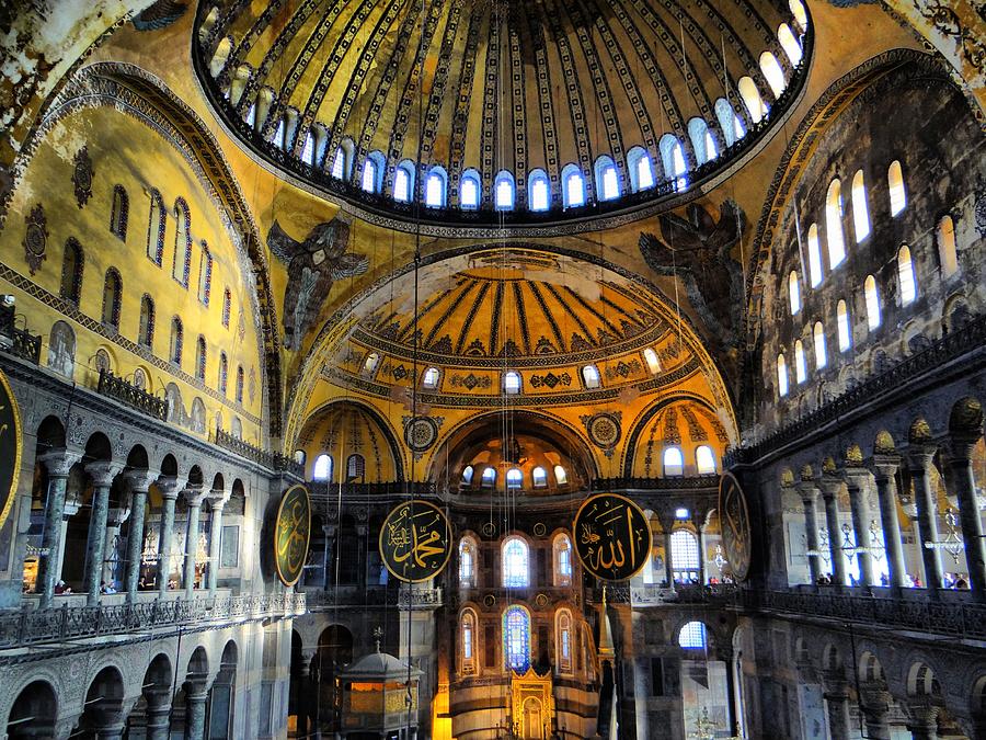 Albatros hagia sophia. Храм Святой Софии Грека. Собор Святой Софии Братислава. Софийский собор в Милане. Ступени собора Святой Софии.