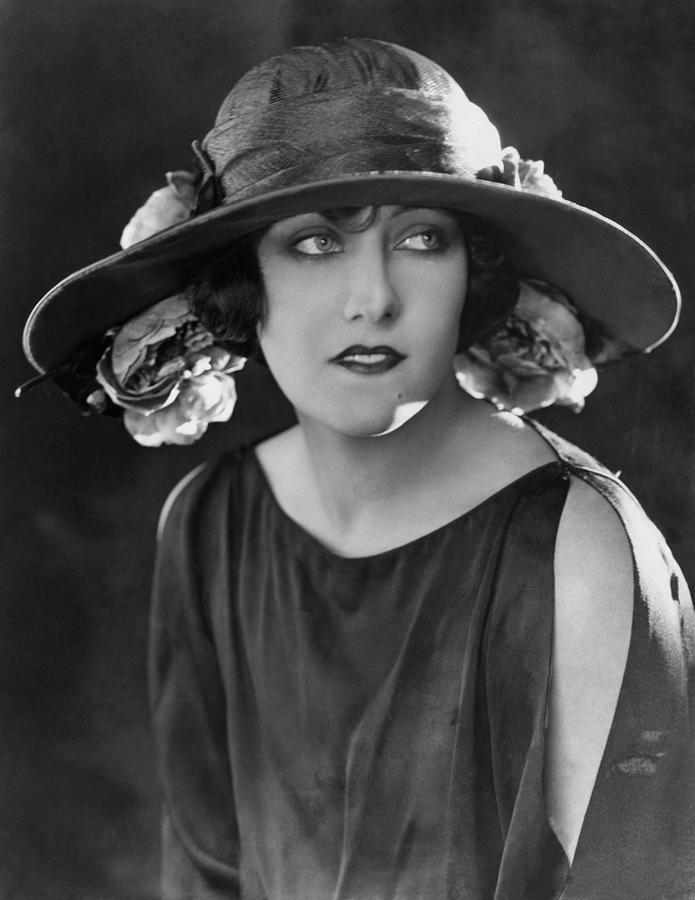 Portrait Photograph - Gloria Swanson, Ca. Mid-1920s by Everett