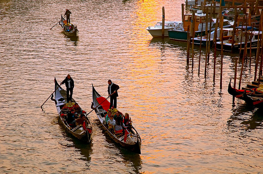 Gondolieri. Venezia. Italia Photograph by Juan Carlos Ferro Duque