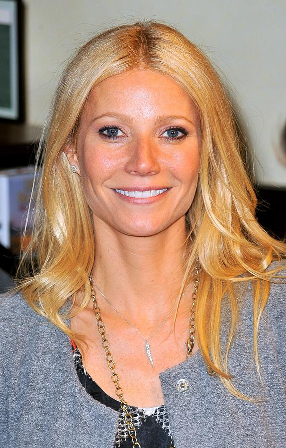 Gwyneth Paltrow At In-store Appearance Photograph by Everett - Fine Art ...