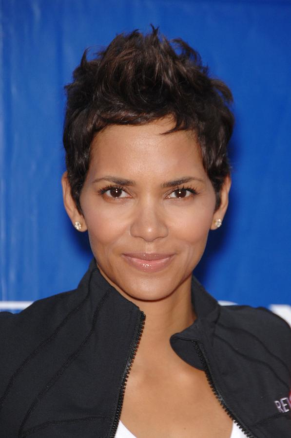 Halle Berry Photograph - Halle Berry In Attendance For 18th by Everett