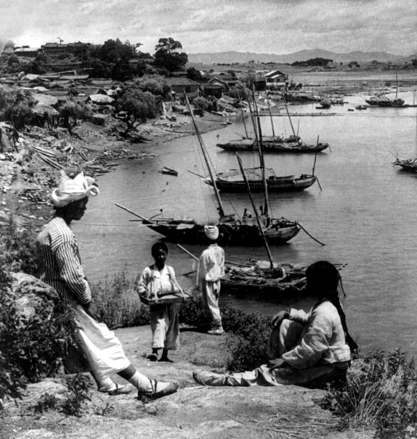 Han River Junk Boats - Yung San - Korea - c 1904 Photograph by International  Images