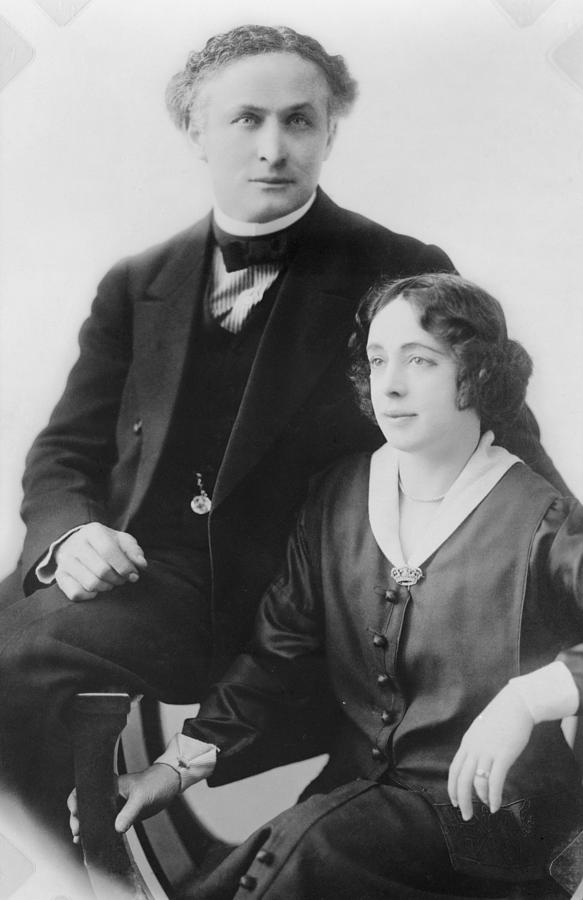Portrait Photograph - Harry And Beatrice Houdini In 1922 by Everett