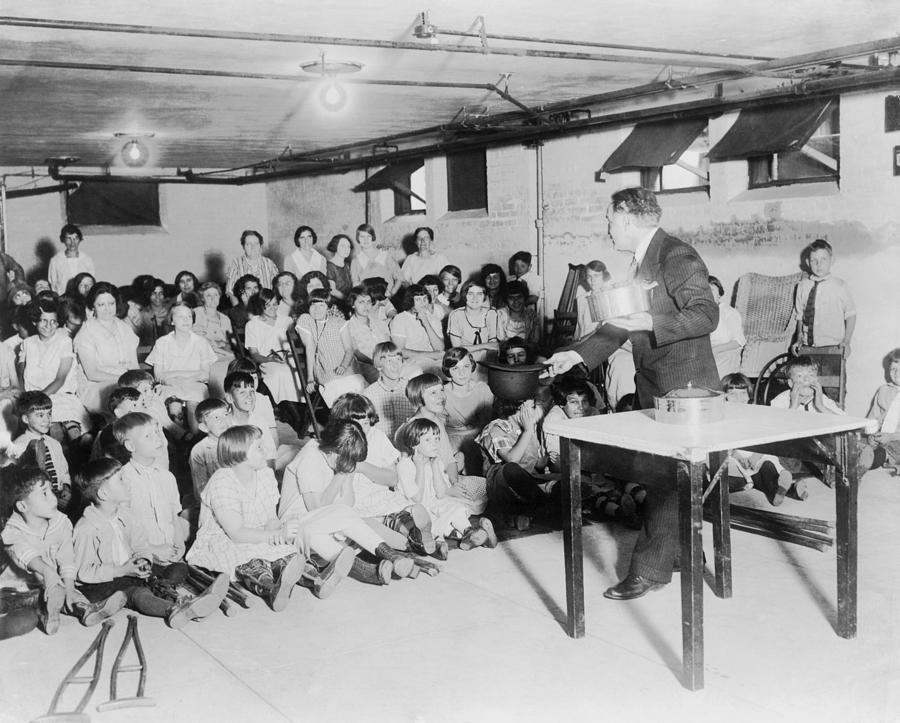 Houdini Performs For An Audience Photograph by Everett - Pixels