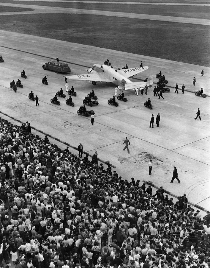 Howard Hughes And Four Companions Taxi Photograph by Everett | Fine Art ...