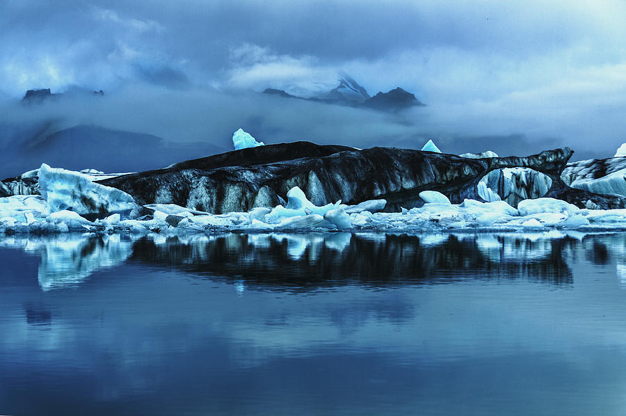 Icebergs in Jokulsarlon Photograph by Levin Rodriguez