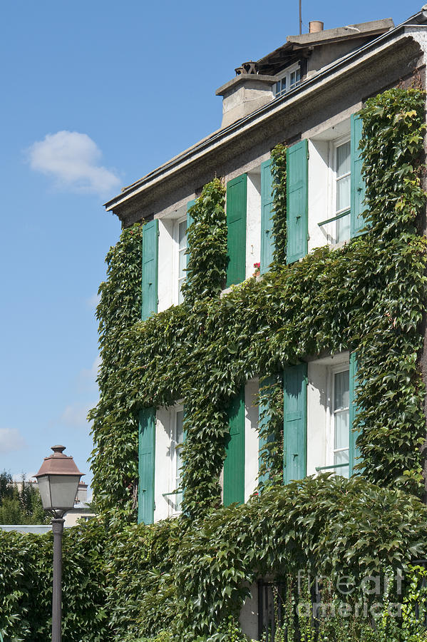 Ivy-covered house in Montmartre Photograph by Fabrizio Ruggeri