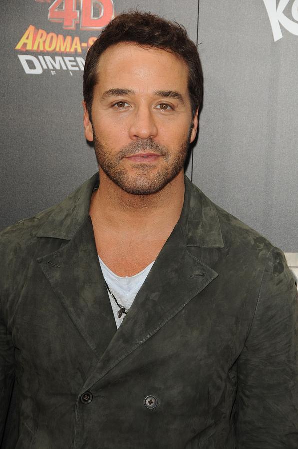 Portrait Photograph - Jeremy Piven At Arrivals For World by Everett