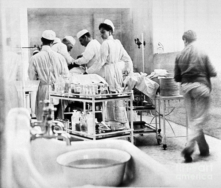 John Hopkins Operating Room, 19031904 Photograph by Science Source