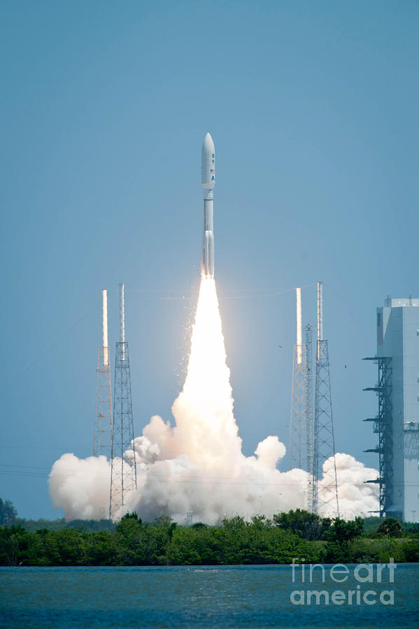 Juno Photograph - Juno Spacecraft Lifts Off by NASA/Science Source