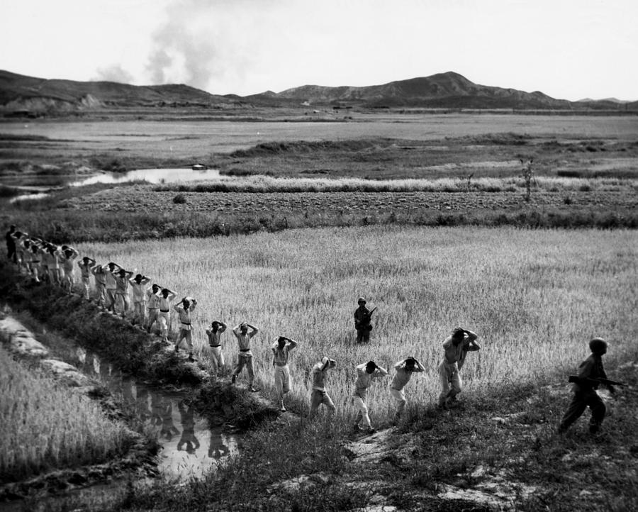 Korean War U.s. Marines Invading North Photograph by Everett - Fine Art ...