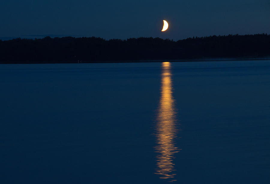 Вдали светит луна. Ночь озеро Луна. Месяц над прудом. Лунная дорожка на озере. Отражение Луны.