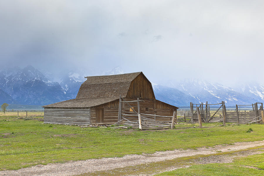 Little Mountain Barn Photograph by Jack R Perry